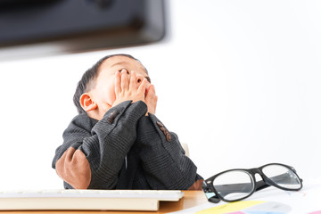 オフィスで働く子供ビジネスマン