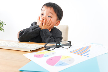 オフィスで働く子供ビジネスマン