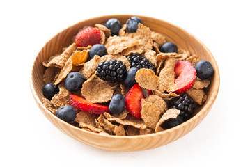 Ciotola con cereali integrali e frutti di bosco freschi
