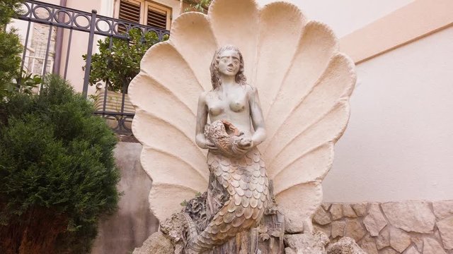 Statua di una dea antica in una citt&agrave;