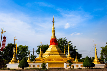 Fototapeta premium GOLDEN PAGODA, PATHUM THANI, THAILAND