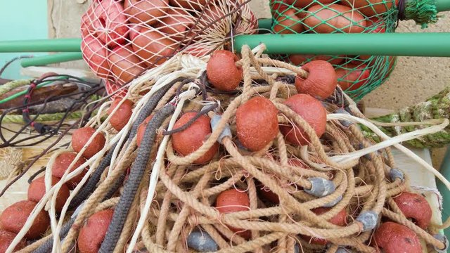 Reti e galleggianti per la pesca di fianco la barca prima della partenza del pescatore.