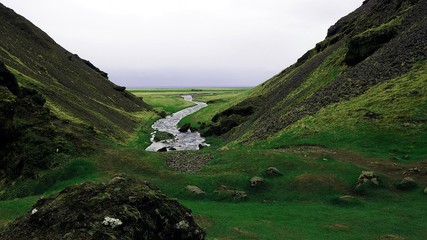 Miejsce do medytacji Pocztówka Tapeta Góry Rzeka Spokojne Dolina Piękna Zielona Kraina Islandia Bieg rzeki - obrazy, fototapety, plakaty