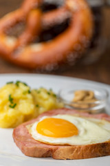 Leberkäse mit Kartoffelsalat