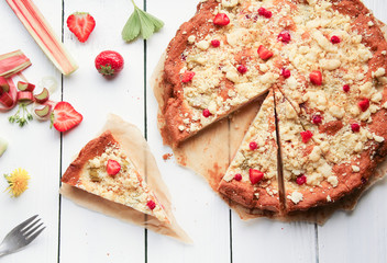 Rhabarberkuchen Erdbeer Rhabarber Kuchen Tisch Brett Stück von oben overhead