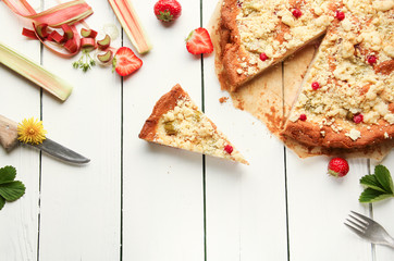 Stück frischer Rhabarber Kuchen Rhabarberkuchen