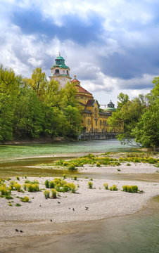 M&uuml;llersches Volksbad M&uuml;nchen mit Inseln in der Isar