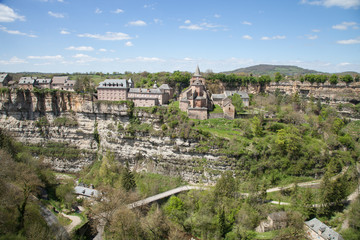 Maisons de Bozouls (Aveyron) bâties au bord d'un canyon