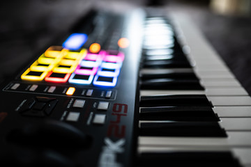 Keyboard / electronical piano for recording music in a studio: drumpads / music pads
