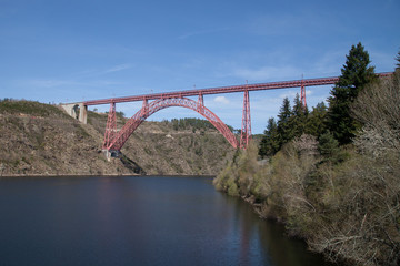 Viaduc de Garabit enjambant la Truyère (Cantal)