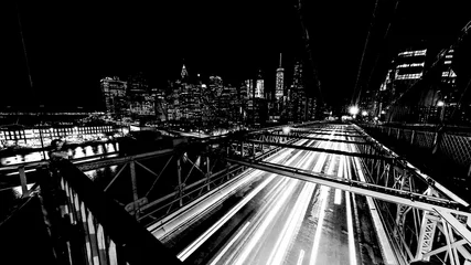 Fotobehang Brooklyn Bridge Verkeerslichten lijnen paden & 39 s nachts New York, VS, lange belichtingstijd, langzame sluiter, zwart-wit. © WADII