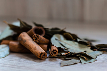 Bâtons de cannelle et épices 