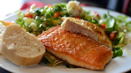Teller mit verschiedenen gebratenen Fischsorten - Gemüse und Brot