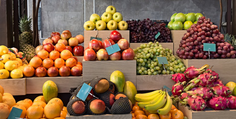 Frutas y verduras exhibidas en un mercado. Mercado de frutas y verduras. Compras. Comida saludable. Colores y formas. Sabores para la mesa. 
