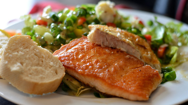 Teller mit verschiedenen gebratenen Fischsorten - Gem&uuml;se und Brot