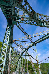 Obraz premium 初夏の古い橋と青い空の構図が面白い