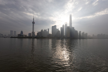 Fototapeta na wymiar Shanghai Bund Skyline am Morgen 