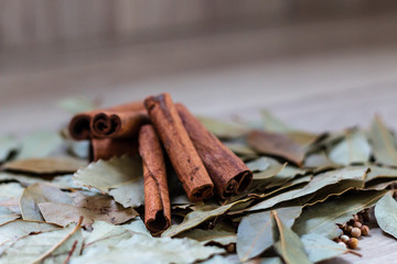 Bâtons de cannelle et épices 