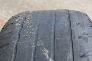 すり減ったサマータイヤ Tires beyond the usage limit