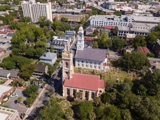 Obraz premium Aerial view of historic churches in downtown Charleston, South Carolina.