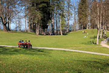 Sonne genießen in einem Park auf der Parkbank