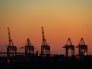 Fototapeta premium Hamburger Hafen im Sonnenuntergang