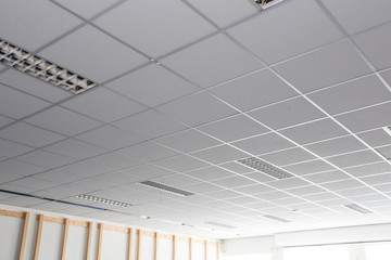 Suspended ceiling with LED square lamps sin the office - obrazy, fototapety, plakaty