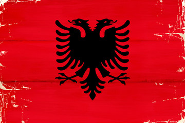 Flaga Albanii malowana na starej desce.