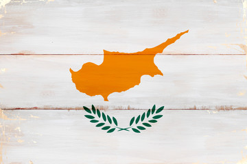 Flaga Cypru malowana na starej desce.