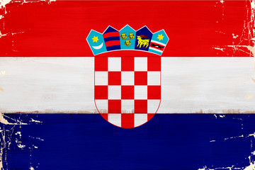 Flaga Chorwacji malowana na starej desce. - obrazy, fototapety, plakaty