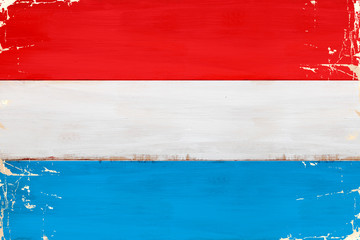 Flaga Luksemburgs malowana na starej desce.