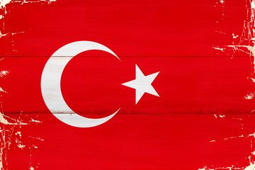 Flaga Turcji malowana na starej desce.