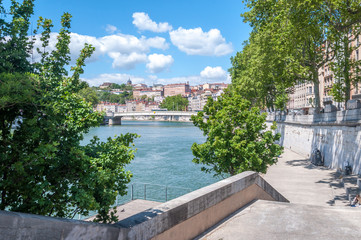 Naklejka premium Vue générale des quais de Saône à Lyon