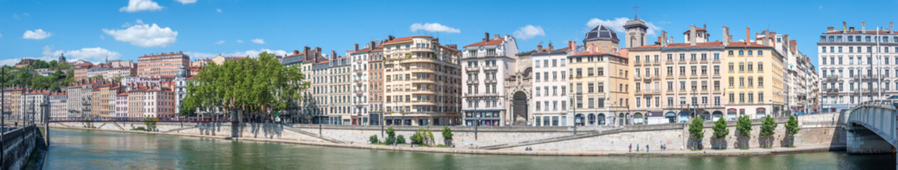Fototapeta na wymiar Vue générale des quais de Saône à Lyon