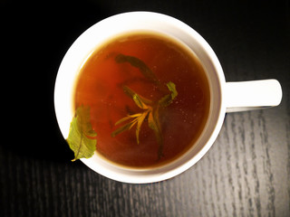 Tee in der Tasse aus Vogelperspektive