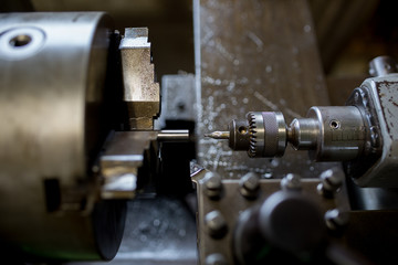 旋盤で部品加工