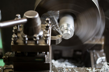 旋盤で部品加工