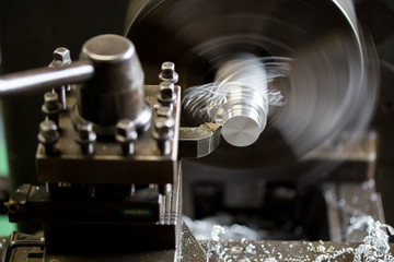 旋盤で部品加工