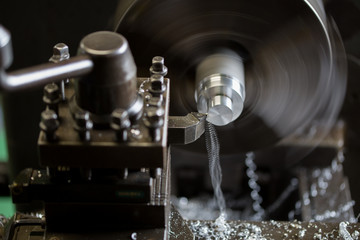 旋盤で部品加工