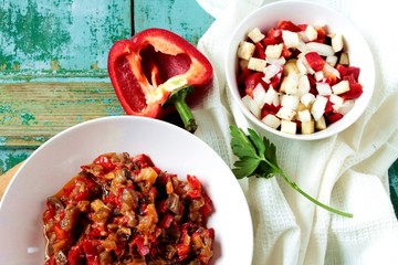 Pisto con pimiento y bol de verduras troceadas