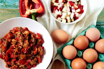 Pisto de pimiento, con huevos y bol de verduras troceadas