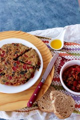 Tortilla de psito sobre palto de cerámica blanca