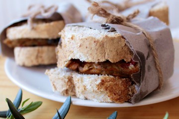 Bocadillos de tortilla de pisto envueltos en papel y cordel