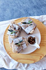 Plato con bocadillos de tortilla de pisto