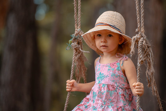 Ni&ntilde;a en columpio se hamaca
