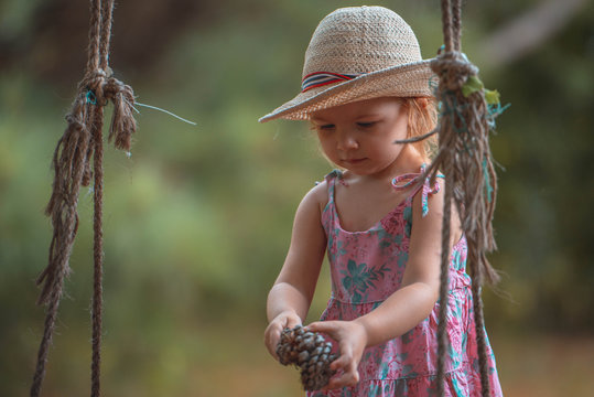 Ni&ntilde;a en columpio se hamaca