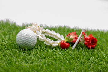 Naklejka premium Happy mother's day to golfer with golf ball and flowers are on green grass