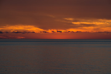 静かな海の夕暮