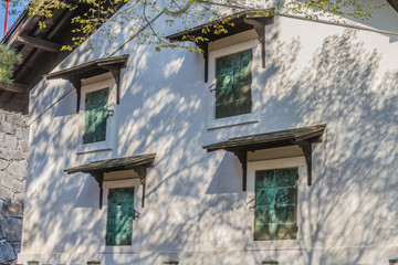 春の盛岡城の土蔵の風景