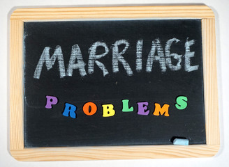 Fototapeta na wymiar Marriage problems message on chalkboard
